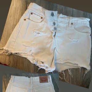 White Levi’s Jean shorts